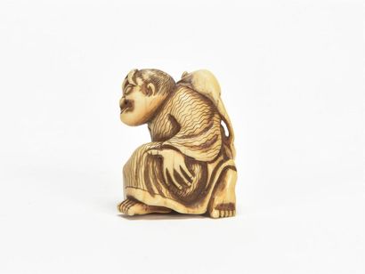 null JAPON Personnage assis avec un rat sur l'épaule, Netsuke en ivoire sculpté
Ere...