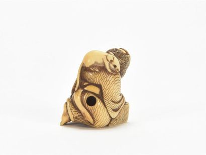 null JAPON Personnage assis avec un rat sur l'épaule, Netsuke en ivoire sculpté
Ere...