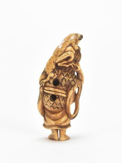 null JAPON,Grand Netsuke en ivoire homme debout avec crapeau sur les épaules
Ere...