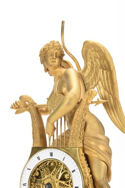null GALLE, Pendule en bronze ciselé et 
doré à décor d'Apollon tenant sa lyre, cadran...