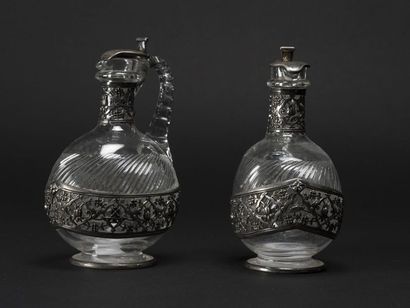 null Une paire de carafons en cristal taillé torsadé, montures en argent 
19ème siècle
H...