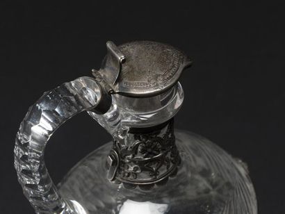 null Une paire de carafons en cristal taillé torsadé, montures en argent 
19ème siècle
H...