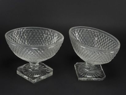 null Importante paire de coupes ovales en cristal taillé en diamant
Vers 1820 
H...