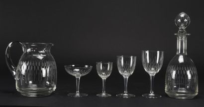 null Service de verres en cristal taillé
11 grands verres 
10 verres à porto
7 coupes...