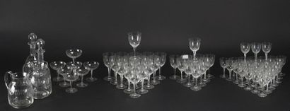 null Service de verres en cristal taillé
11 grands verres 
10 verres à porto
7 coupes...