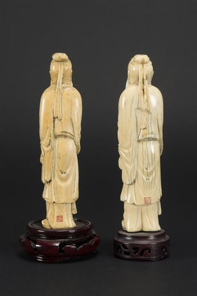 null Chine 19ème siècle
Deux okimonos représentant un sage à la longue barbe tenant...
