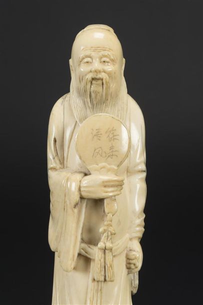 null Chine 19ème siècle
Deux okimonos représentant un sage à la longue barbe tenant...