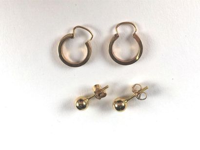 null Deux paires de boucles d'oreilles en or jaune (750) 18K, 1 créole et 1 perle...