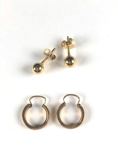 null Deux paires de boucles d'oreilles en or jaune (750) 18K, 1 créole et 1 perle...