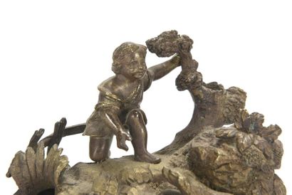 null Encrier en bronze à décor d'un enfant et d'un chien 
Epoque romantique 
H :...