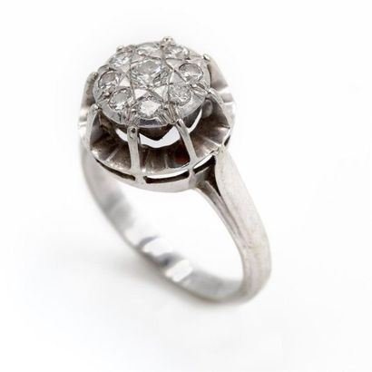 null Bague marguerite en or blanc (750) 18K et platine ornée de 8 diamants et d'un...