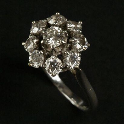 null Bague marguerite en platine ornée d'un diamant taille ancienne de 0,80 carat...