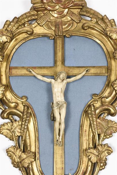 null Christ en ivoire sculpté dans un riche encadrement formant bénitier surmonté...