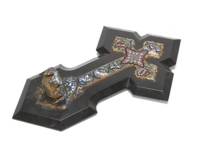null Crucifix formant bénitier en bronze cloisonné, sur un support en marbre noir
Epoque...