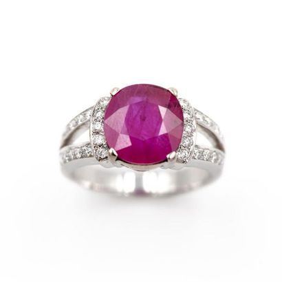 null Bague corps en V en or blanc (750) 18K, ornée d'un rubis taille ovale de 3,80...