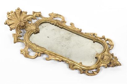 null Importante paire de miroirs rectangulaire à décor de coquille
113 x 56 cm
(accident...