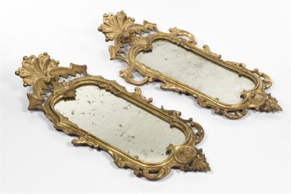 null Importante paire de miroirs rectangulaire à décor de coquille
113 x 56 cm
(accident...