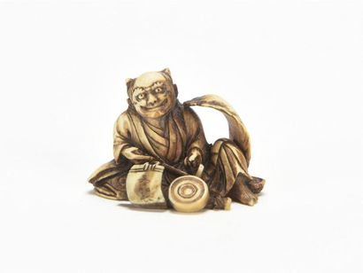 null JAPON, Démon fumeur assis en ivoire finement sculpté
Signé
Ere Meiji
H : 2,...