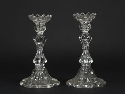 null Paire de bougeoirs en cristal moulé, modèle de la cristallerie de BACCARAT
19ème...