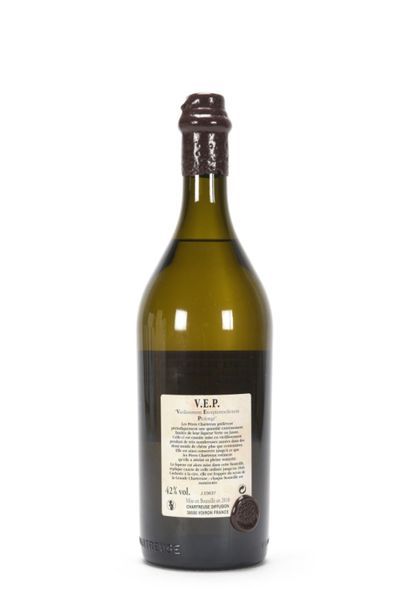 null 1 B CHARTREUSE JAUNE VEP (Caisse Bois) 100 Cl 42% mise en bouteille en 2018...