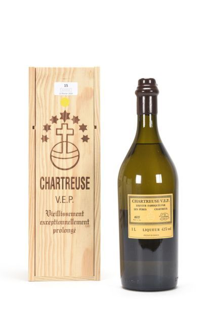 null 1 B CHARTREUSE JAUNE VEP (Caisse Bois) 100 Cl 42% mise en bouteille en 2018...