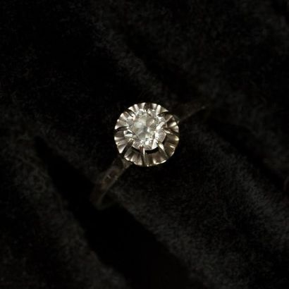 null Solitaire. Diamant taille ancienne de 0,60 carat environ (accident au diamant)...