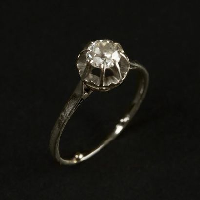 null Solitaire. Diamant taille ancienne de 0,60 carat environ (accident au diamant)...