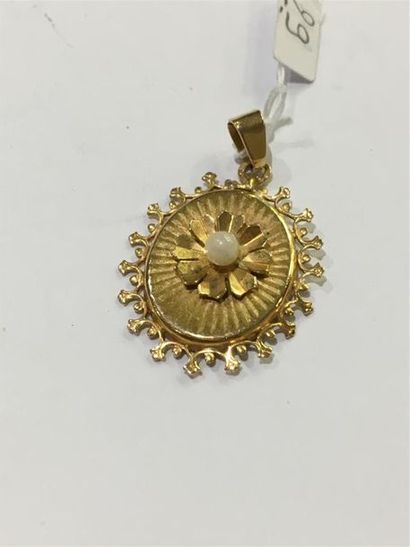 null Pendentif en or jaune (750) 18K de forme ovale, centré d'une perle de culture...