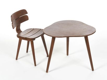 null TRAVAIL 1950
Petite table enfant et sa chaise en bois. 
Chaise H: 56 cm - P:...