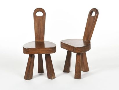 null TRAVAIL BRUTALISTE
Paire de chaises tripode en bois massif teinté foncé à une...