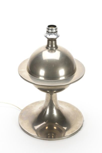 null TRAVAIL 1970
Lampe de table boule en métal chromé à piètement tulipe.
H: 45...