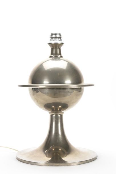 null TRAVAIL 1970
Lampe de table boule en métal chromé à piètement tulipe.
H: 45...