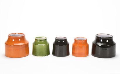 null Mado JOLAIN (1921- 2019) 
Large suite de treize vases ou pots cylindriques à...