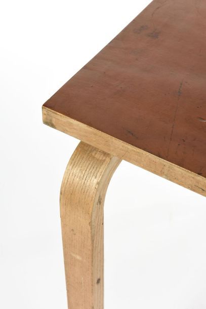 null Alvar AALTO (1898-1976)
Table haute à piétement quadripode en bois lamellé courbé...