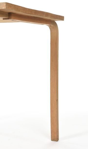 null Alvar AALTO (1898-1976)
Table haute à piétement quadripode en bois lamellé courbé...