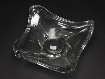 null DAUM FRANCE
 Grande coupe en verre pressé-moulé transparent signé DAUM France
Léger...