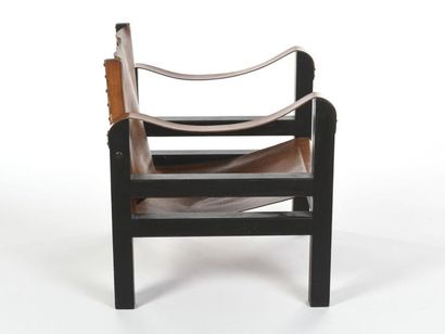 null TRAVAIL 1960
Fauteuil dit Safari à structure en bois teinté noir à assise et...