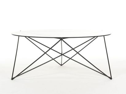 null TRAVAIL 1960
Table basse à structure en métal laqué noir en fil de fer et plateau...