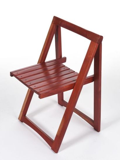null Aldo JACOBER (XX ème)
Suite de quatre chaises pliantes en bois teintées rouge.
Edition:...