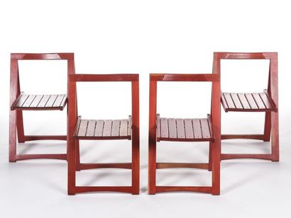 null Aldo JACOBER (XX ème)
Suite de quatre chaises pliantes en bois teintées rouge.
Edition:...