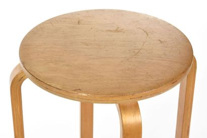 null ALVAR AALTO (1898-1976)
Tabouret de bar à assise circulaire en bois thermoformée.
Edition:...