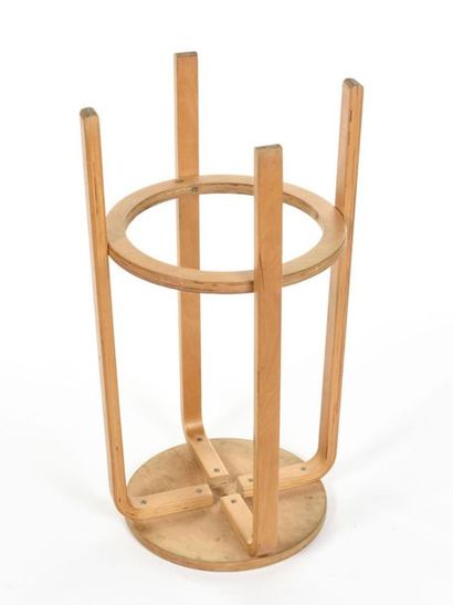 null ALVAR AALTO (1898-1976)
Tabouret de bar à assise circulaire en bois thermoformée.
Edition:...