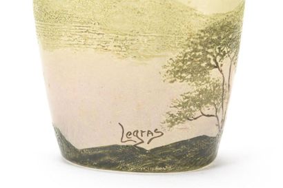 null François Théodore LEGRAS (1839-1960) 
Vase de forme oblongue en verre multicouche...