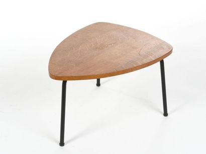 null TRAVAIL 1950
Petite table basse en forme libre et piètement tripode en métal...