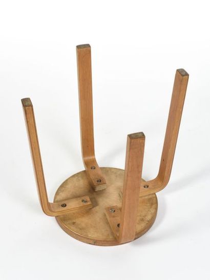 null ALVAR AALTO (1898-1976)
Suite de quatre tabourets E60 à assise circulaire en...