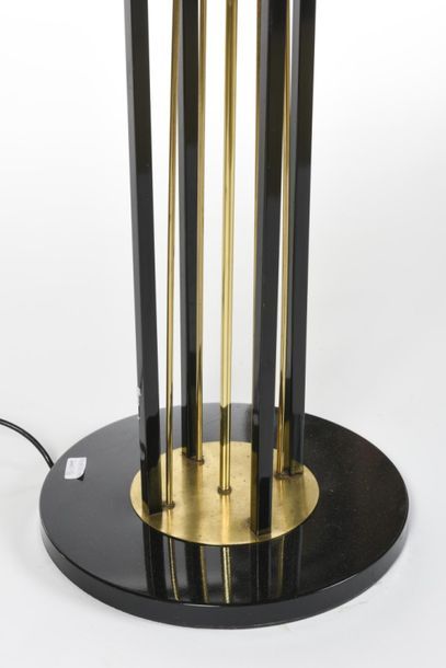null REGGIANI (XX ème)
Important lampadaire à large vasque éclairante en métal laqué...
