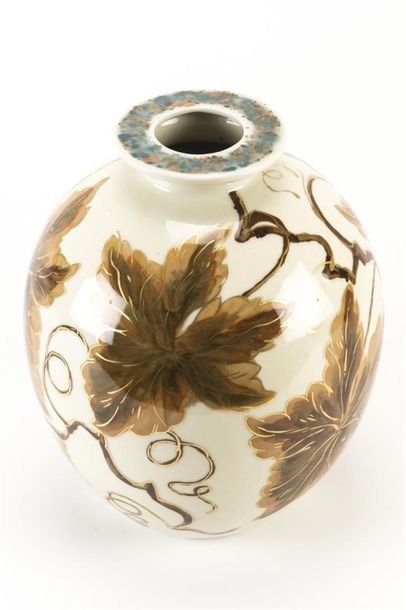 null THARAUD vase en porcelaine à décor émaillé et doré
H :28 cm