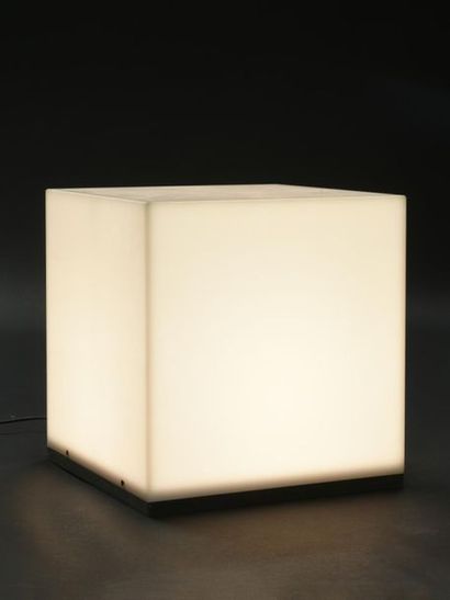 null TRAVAIL ITALIEN
Cube lumineux en plexiglas blanc à base en métal 
Circa 1970
H:...