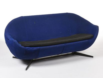 null Pierre GUARICHE (1926-1995) 
Rare sofa deux places, modèle des Globes series...