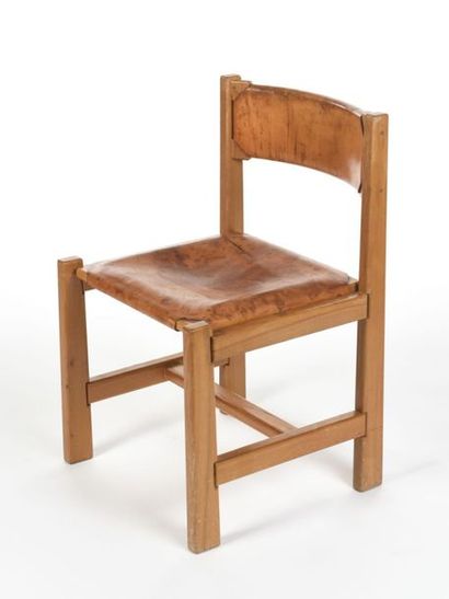 null MAISON REGAIN
Paire de chaises à structure en orme massif et garniture en cuir...